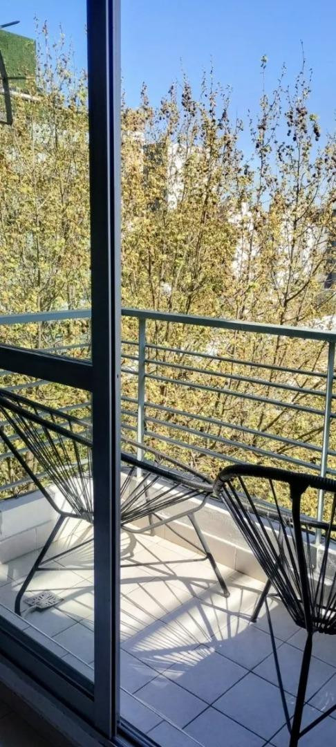 Kitnet com varanda para a rua e pátio em Palermo