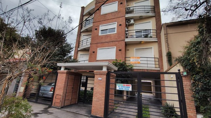 Departamento de 2 ambientes con balcón al frente en Morón