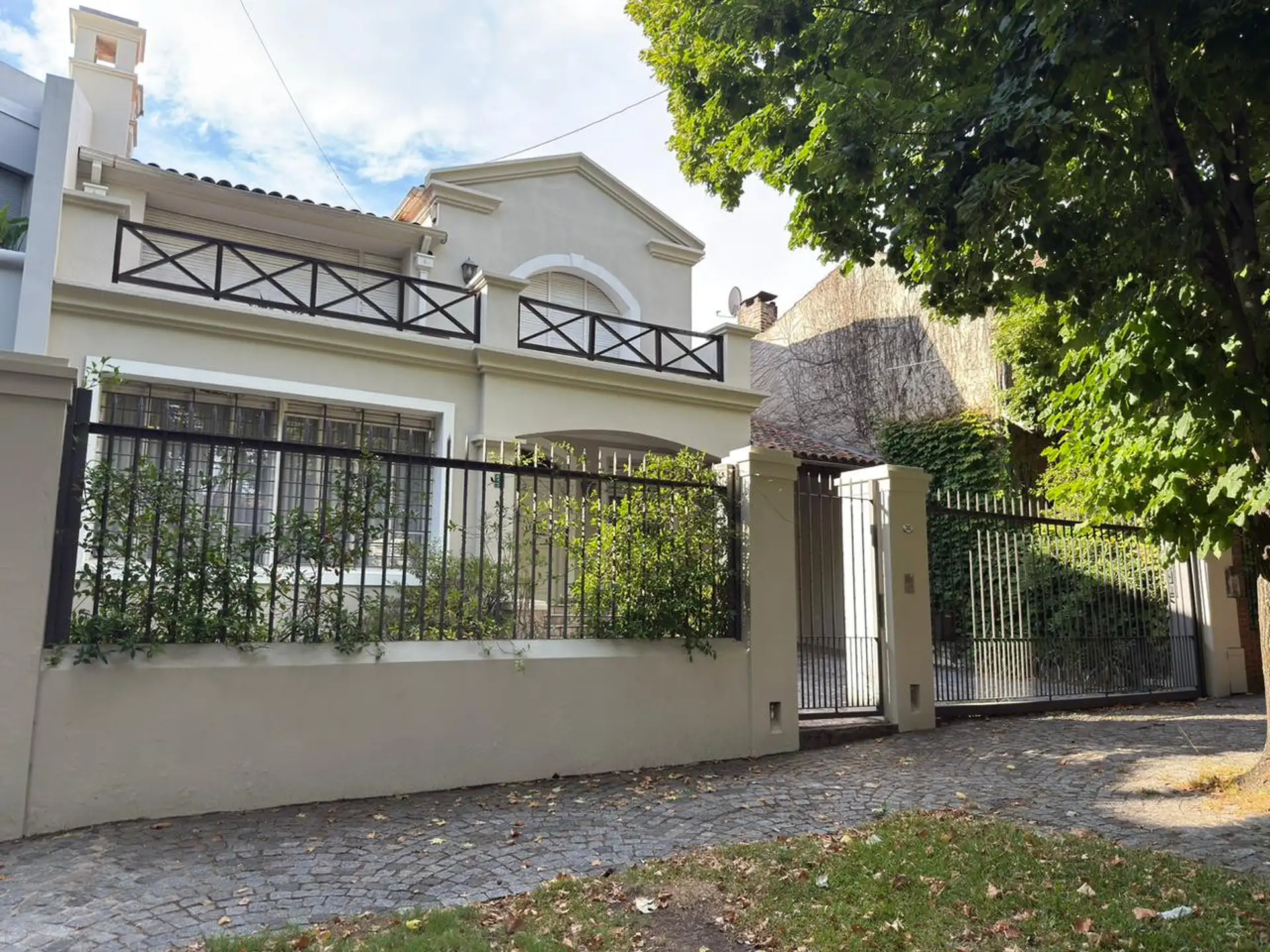 Four-bedroom house for rent in Martínez near Vías / Libertador