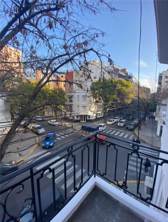 Apartamento de 2 ambientes de frente com varanda em Caballito