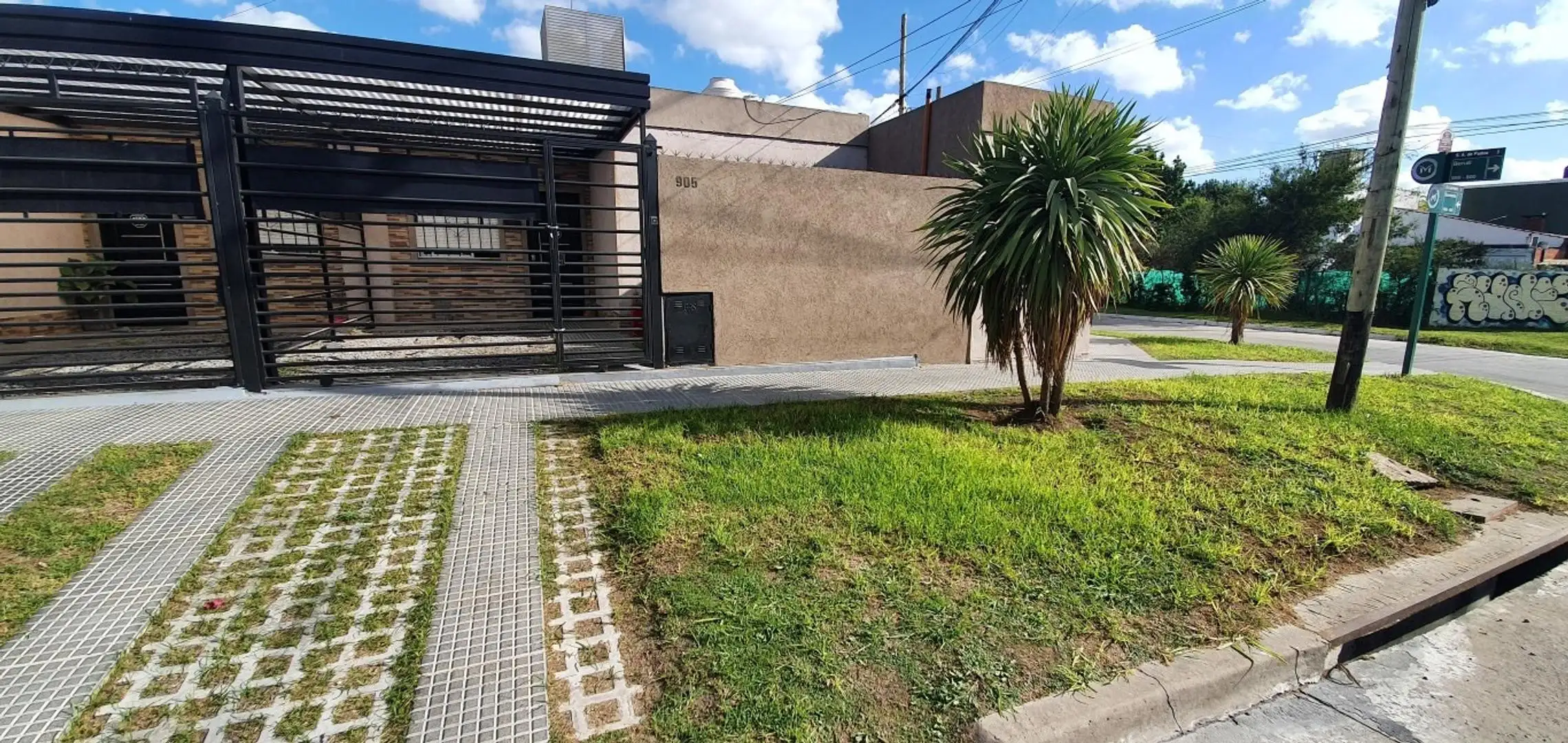 Front-facing PH apartment with patio in San Antonio de Padua
