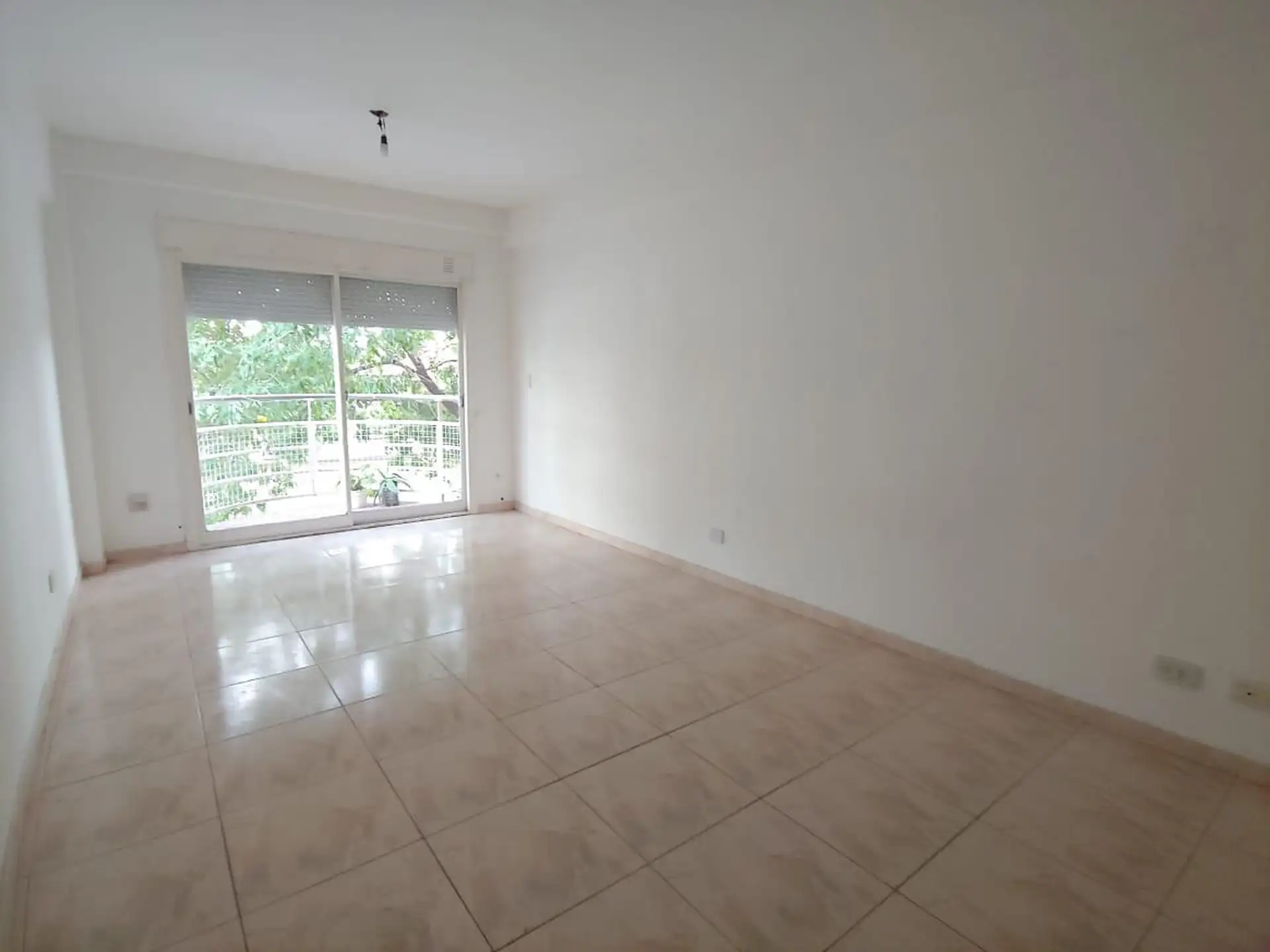 Departamento de 1 ambiente al frente con balcón en Villa Pueyrredón