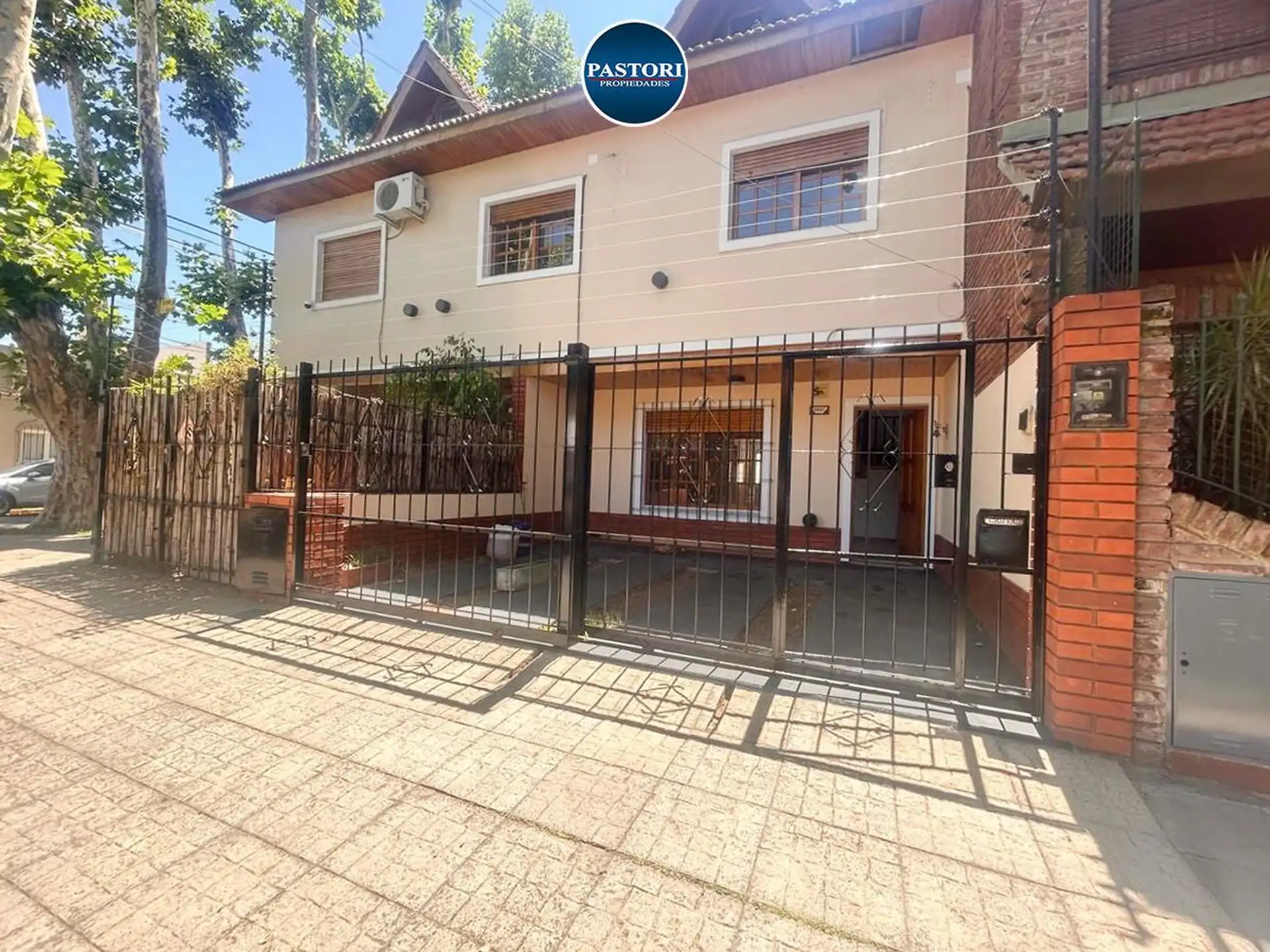 Three-bedroom duplex house with play area and terrace in Olivos