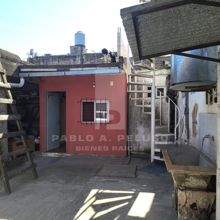 Студия с внутренним двориком в Merlo, Calle Lezama