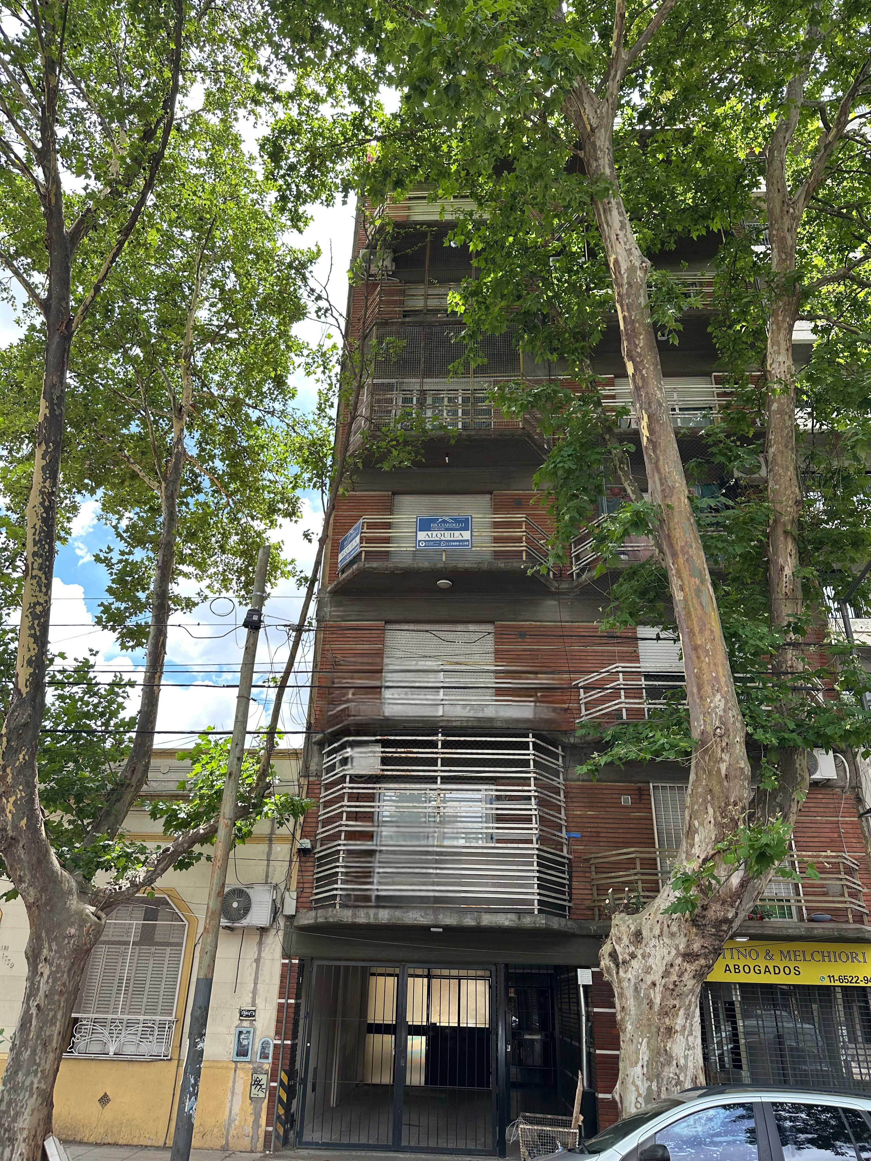 One-room apartment with front balcony in General San Martín