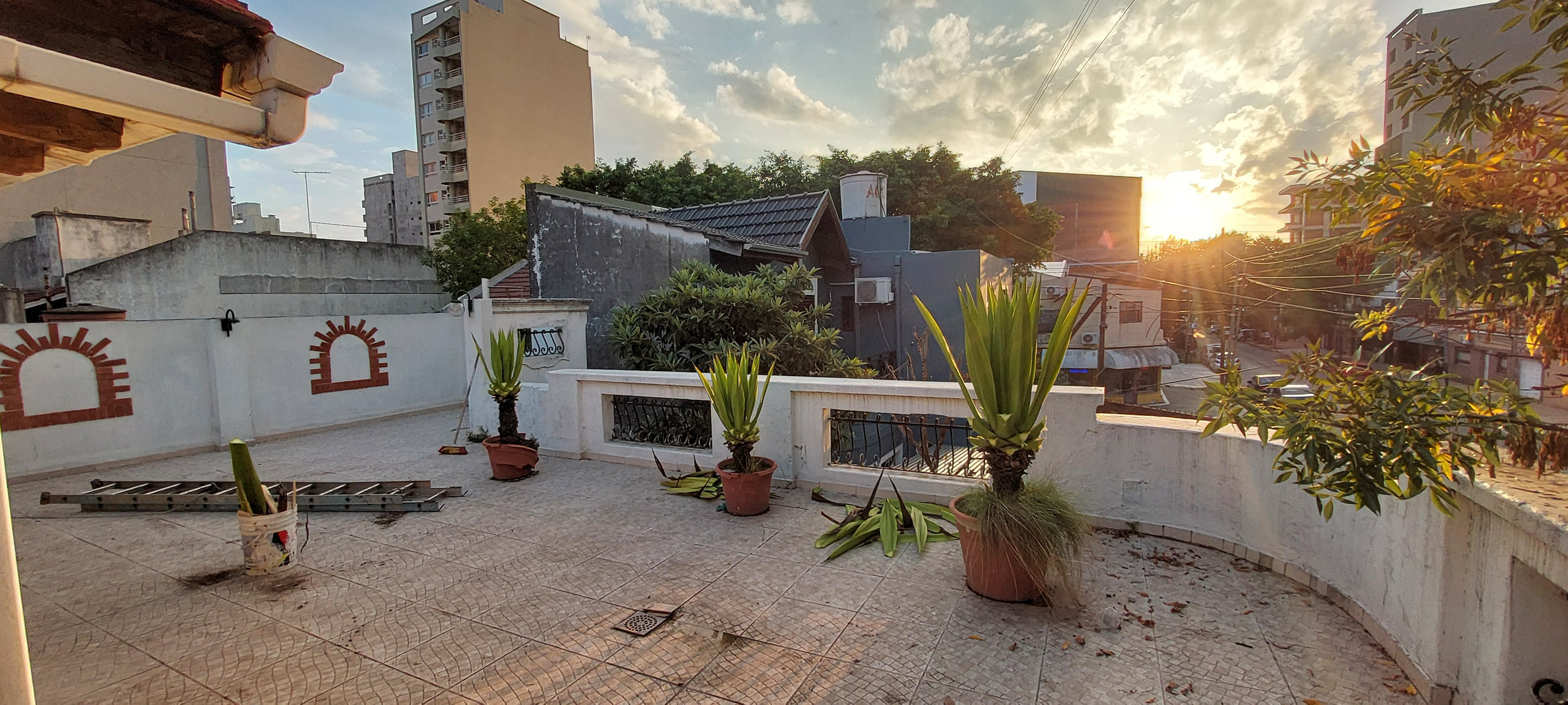 Casa comercial com 2 dormitórios para aluguel em Lanús Oeste