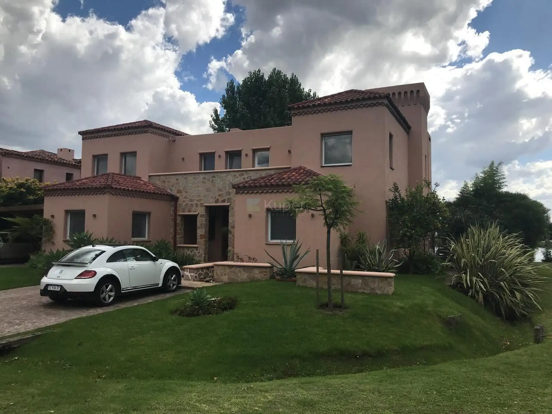 Four-bedroom house with lake views in Talar del Lago 1, Tigre