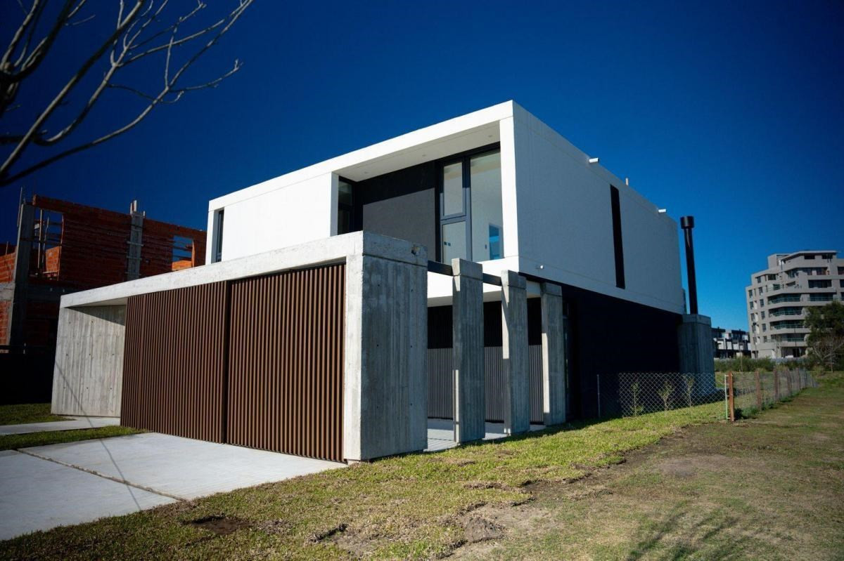 Four-bedroom house on the lake in Nordelta, Tigre