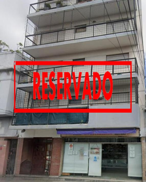 Departamento de 4 ambientes con patio y balcón al frente en Parque Chacabuco