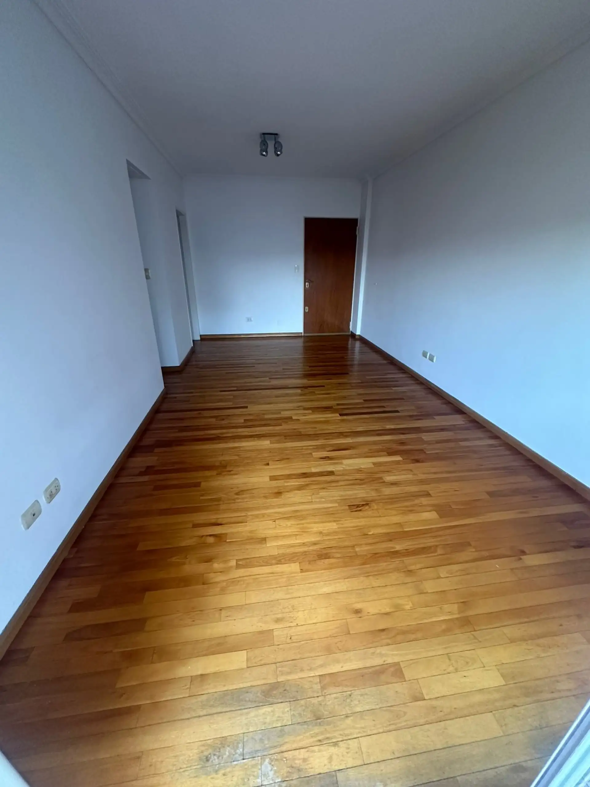 Apartamento de três ambientes de fundos com varanda em Parque Chas