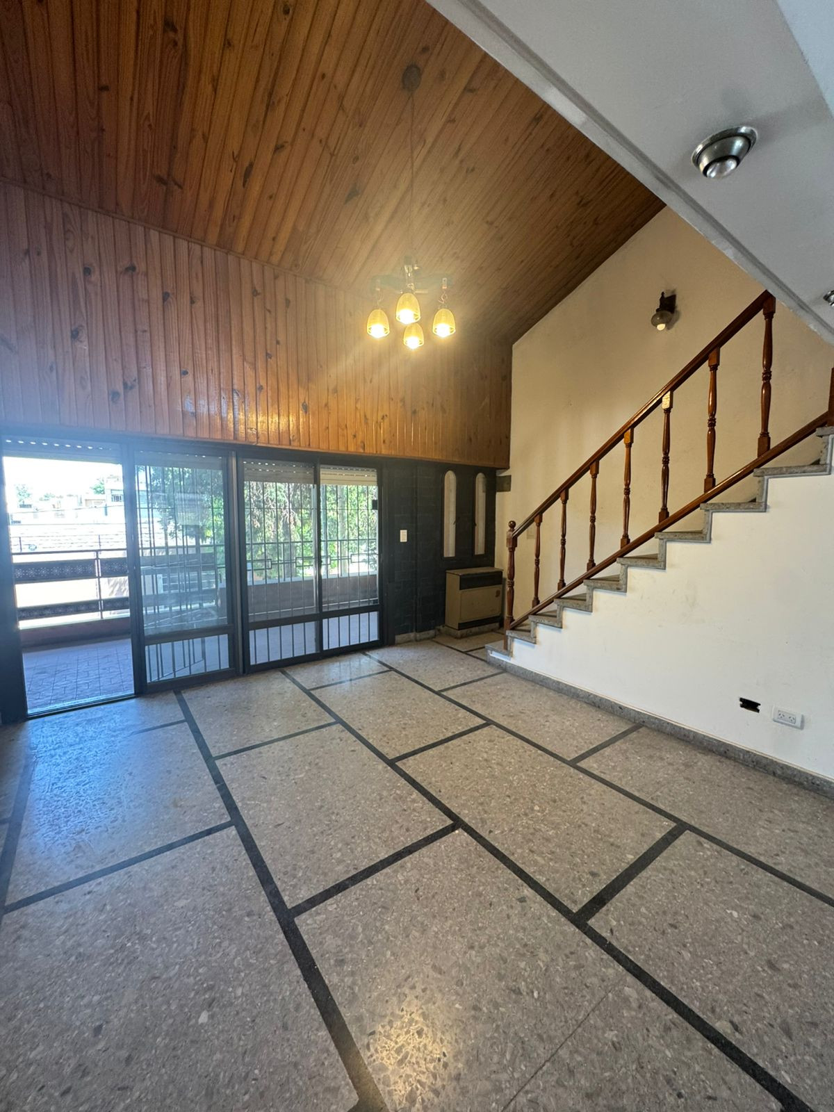 Casa con local de 4 ambientes en Villa Lugano