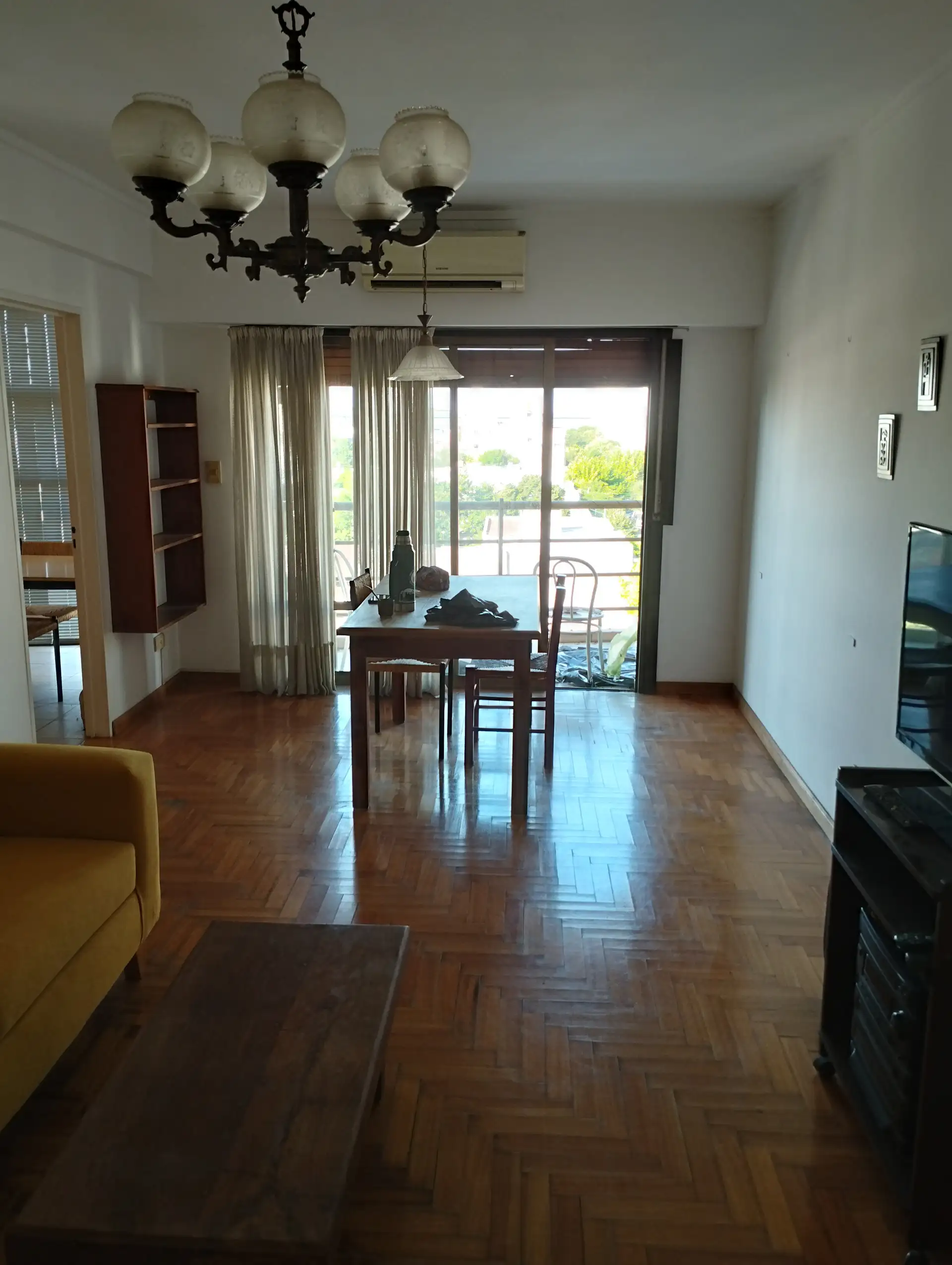 Apartamento com 2 dormitórios de frente com varanda