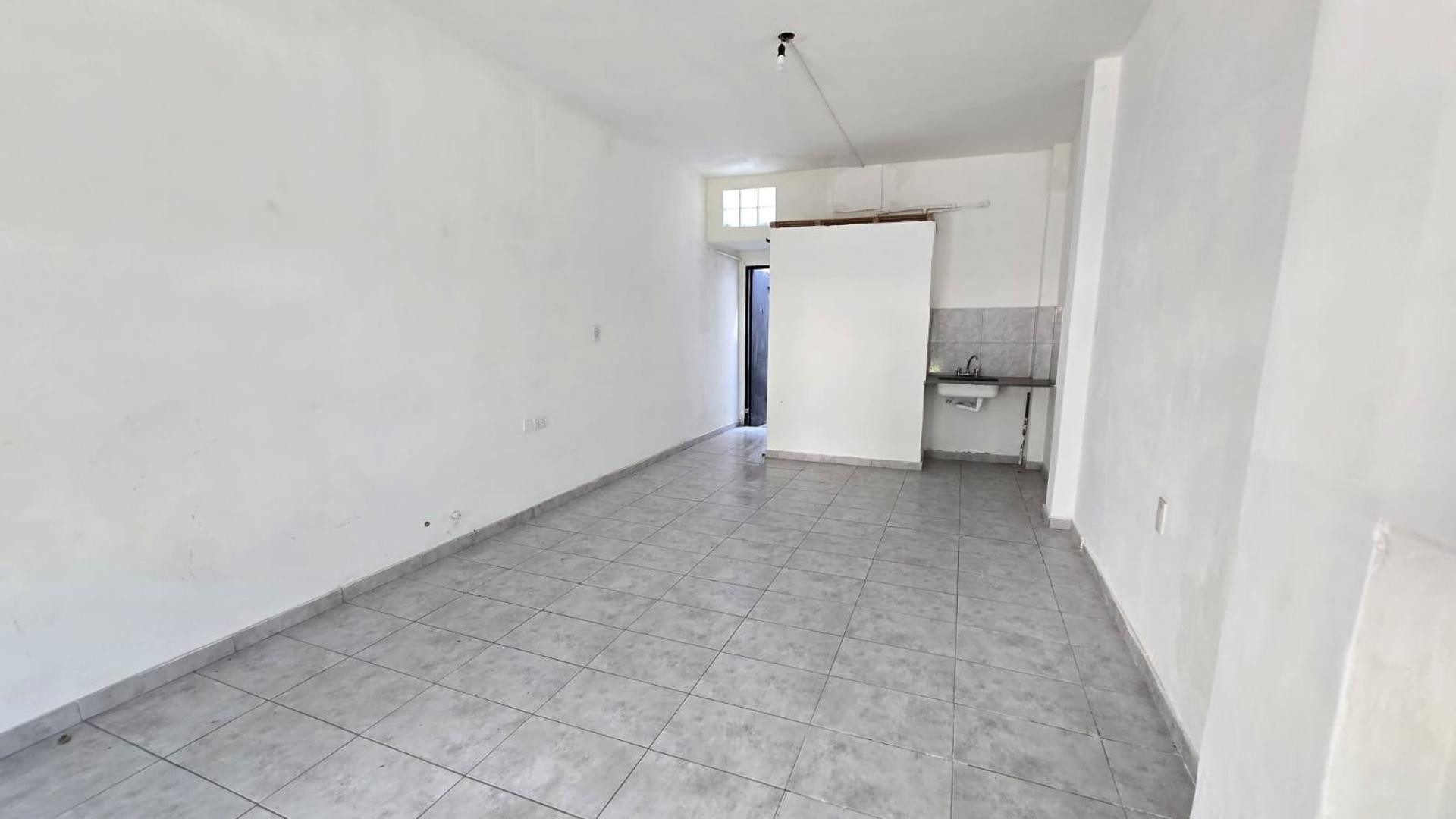 Escritório com kitinette e pátio em Ituzaingó Norte