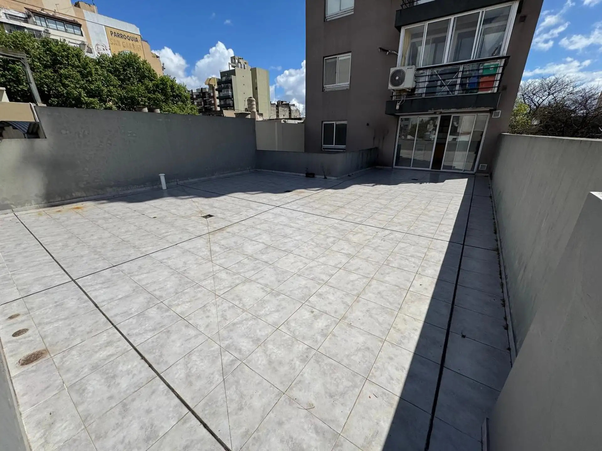 Departamento de 2 ambientes con patio y cochera en Villa Luro