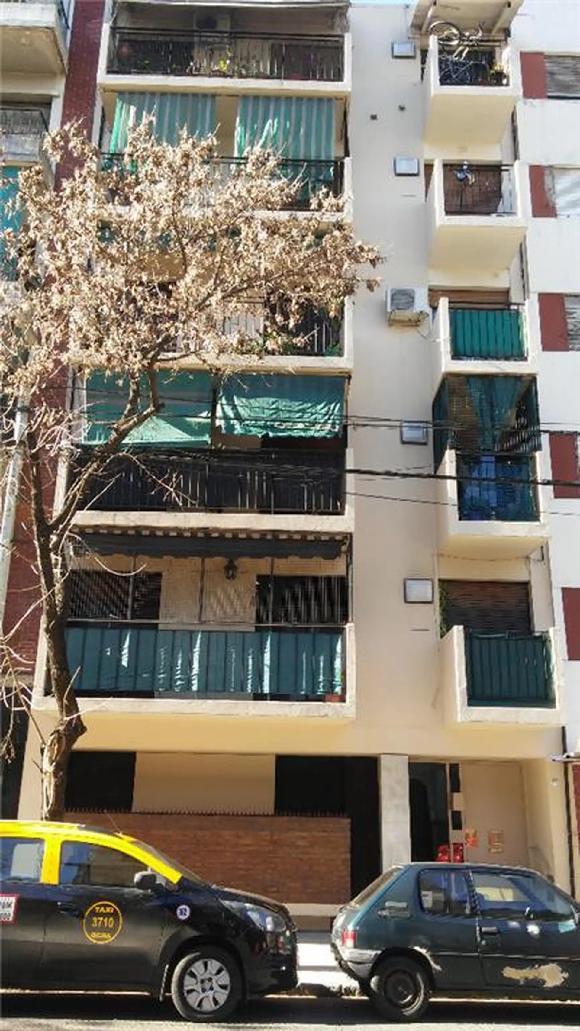 Departamento de 3 ambientes al frente con balcón en Balvanera