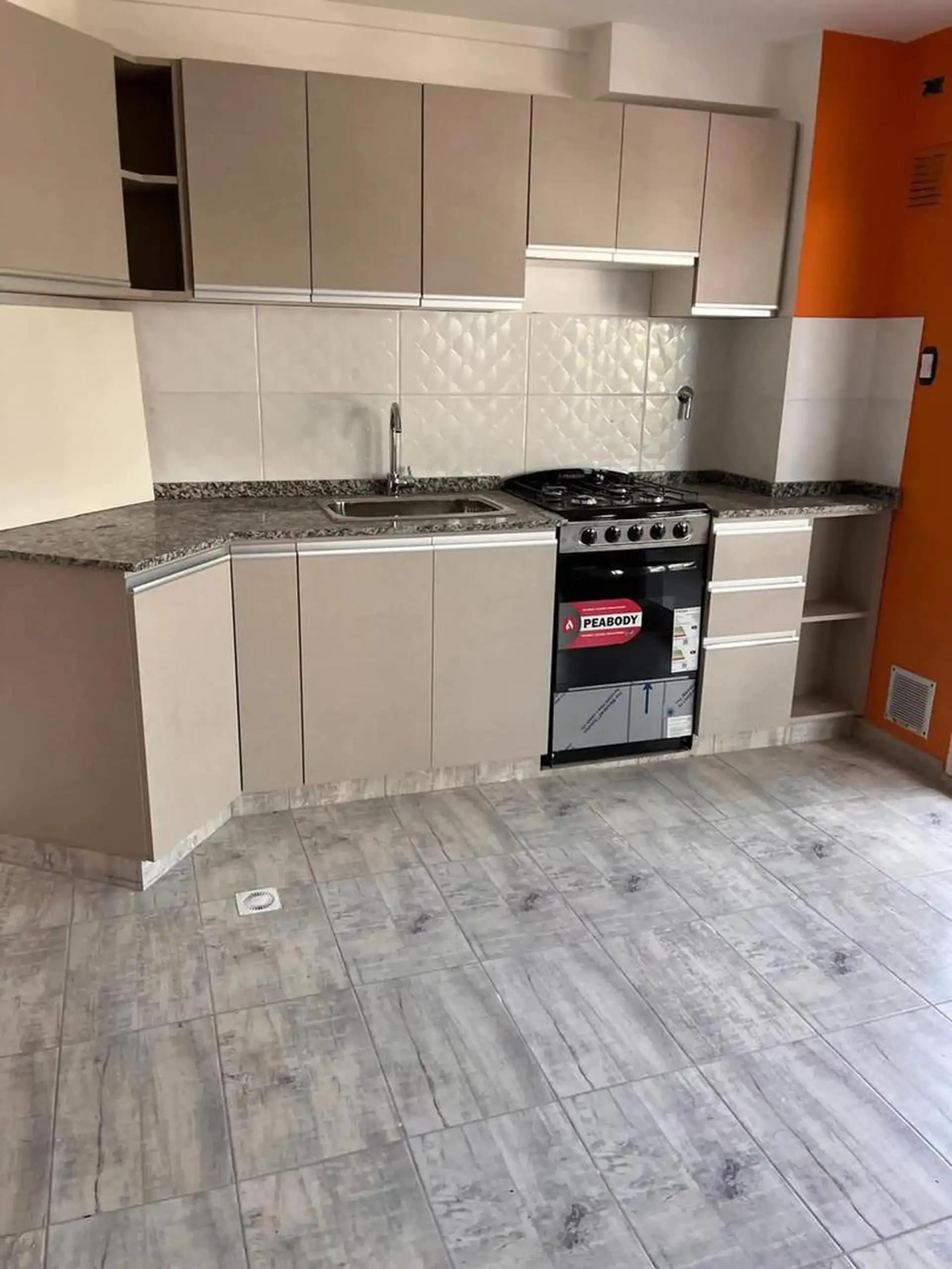 Departamento de 2 ambientes al frente con balcón corrido en Parque Patricios