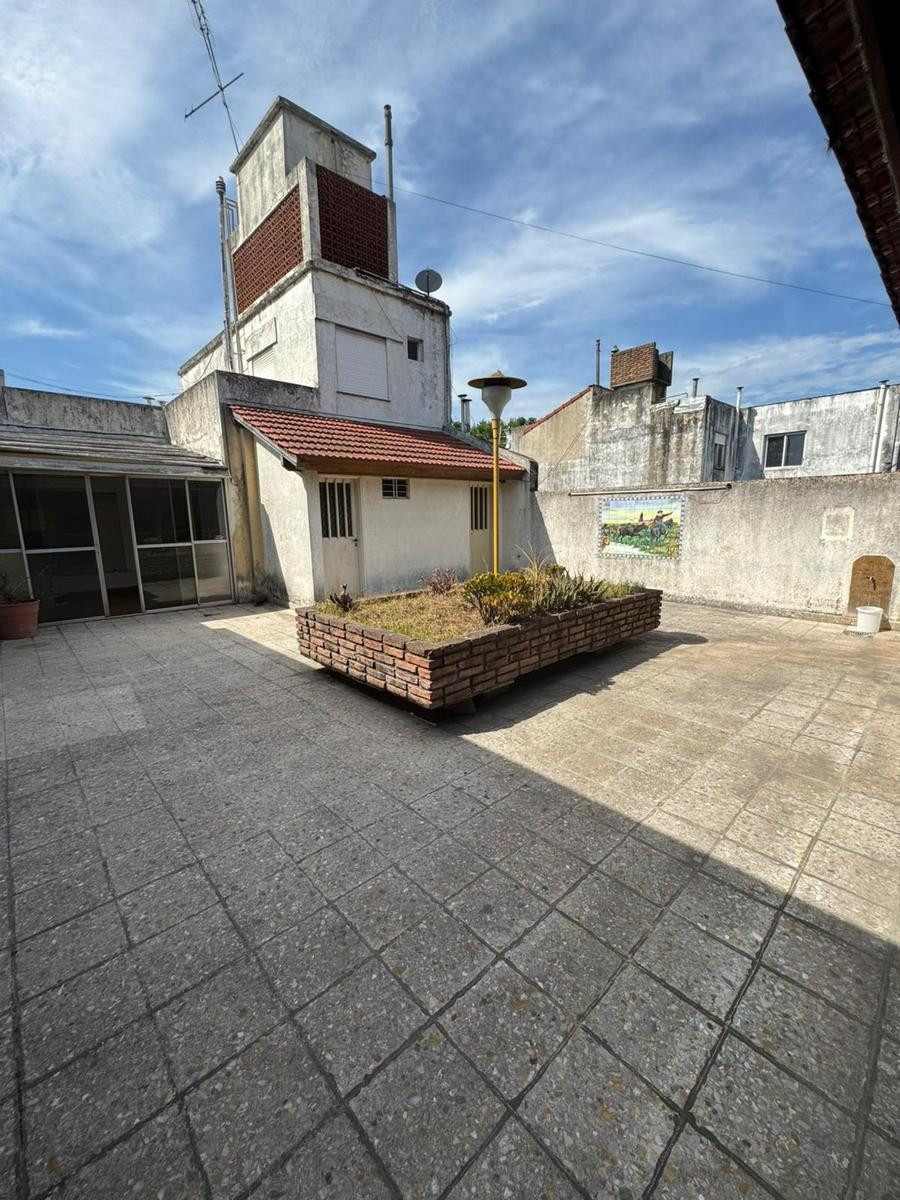 Дом с 2 спальнями и коммерческим помещением в Mataderos