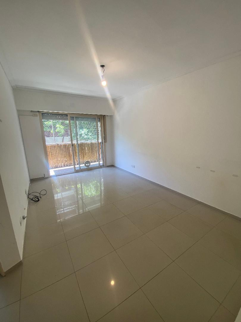 Departamento de 3 ambientes al frente en Parque Centenario