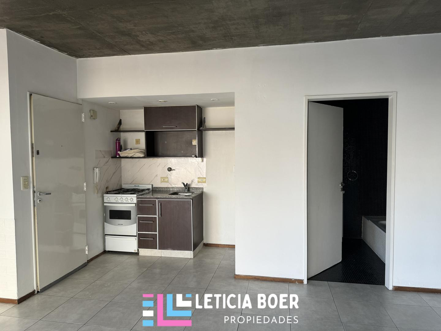 Kitnet com varanda e ar-condicionado em Palermo Hollywood