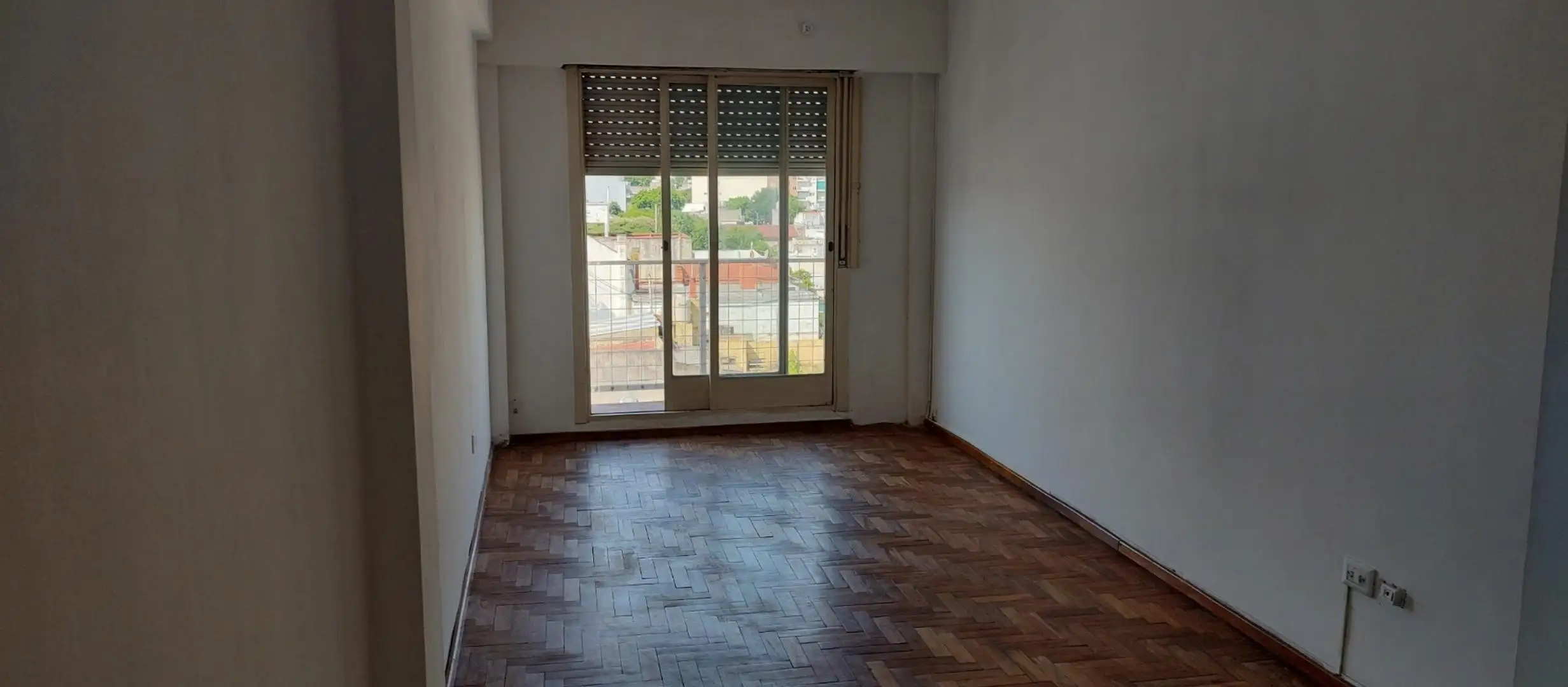 Departamento de 3 ambientes al frente en Monte Castro