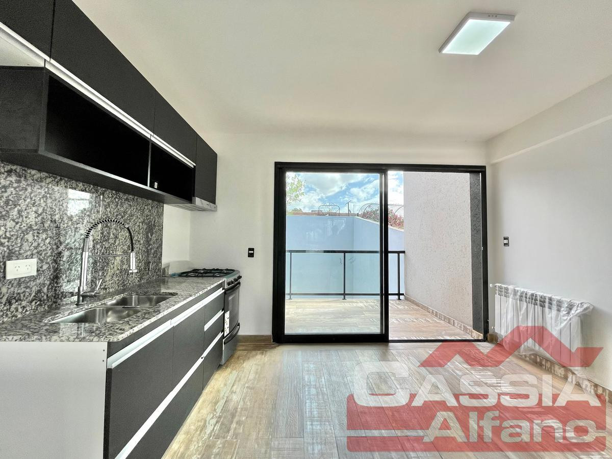 Apartamento dúplex de 2 dormitórios em Lanús Este