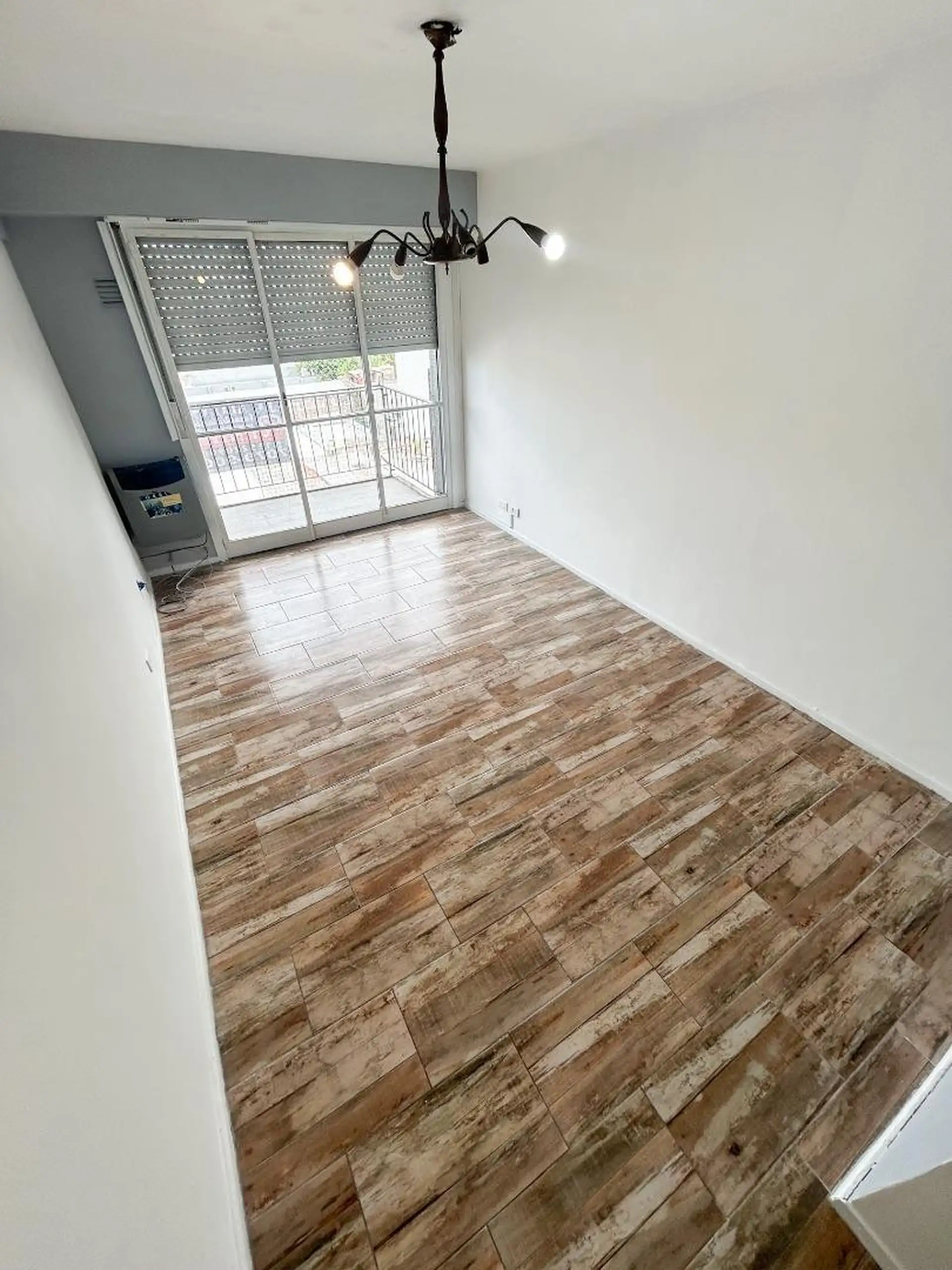 Departamento de 2 ambientes al frente con balcón en Flores