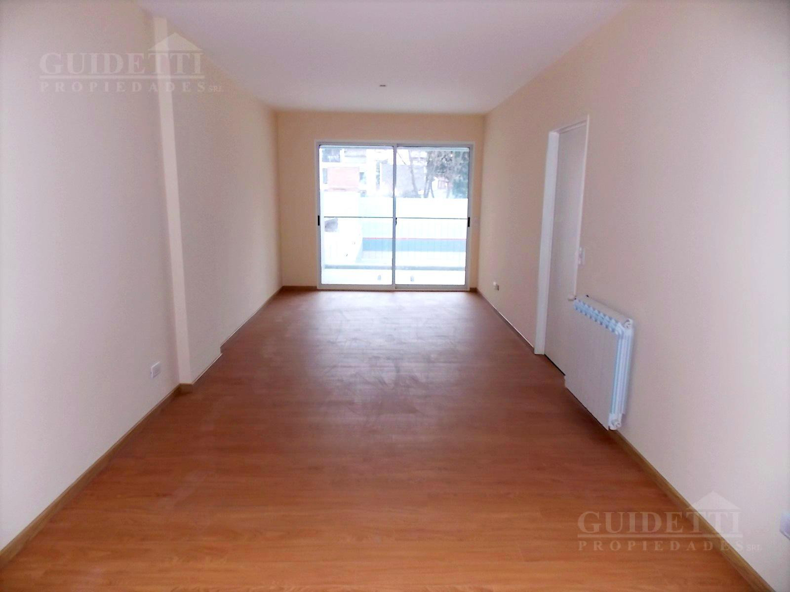Semipiso de 4 ambientes con balcón terraza y 3 dormitorios en Flores