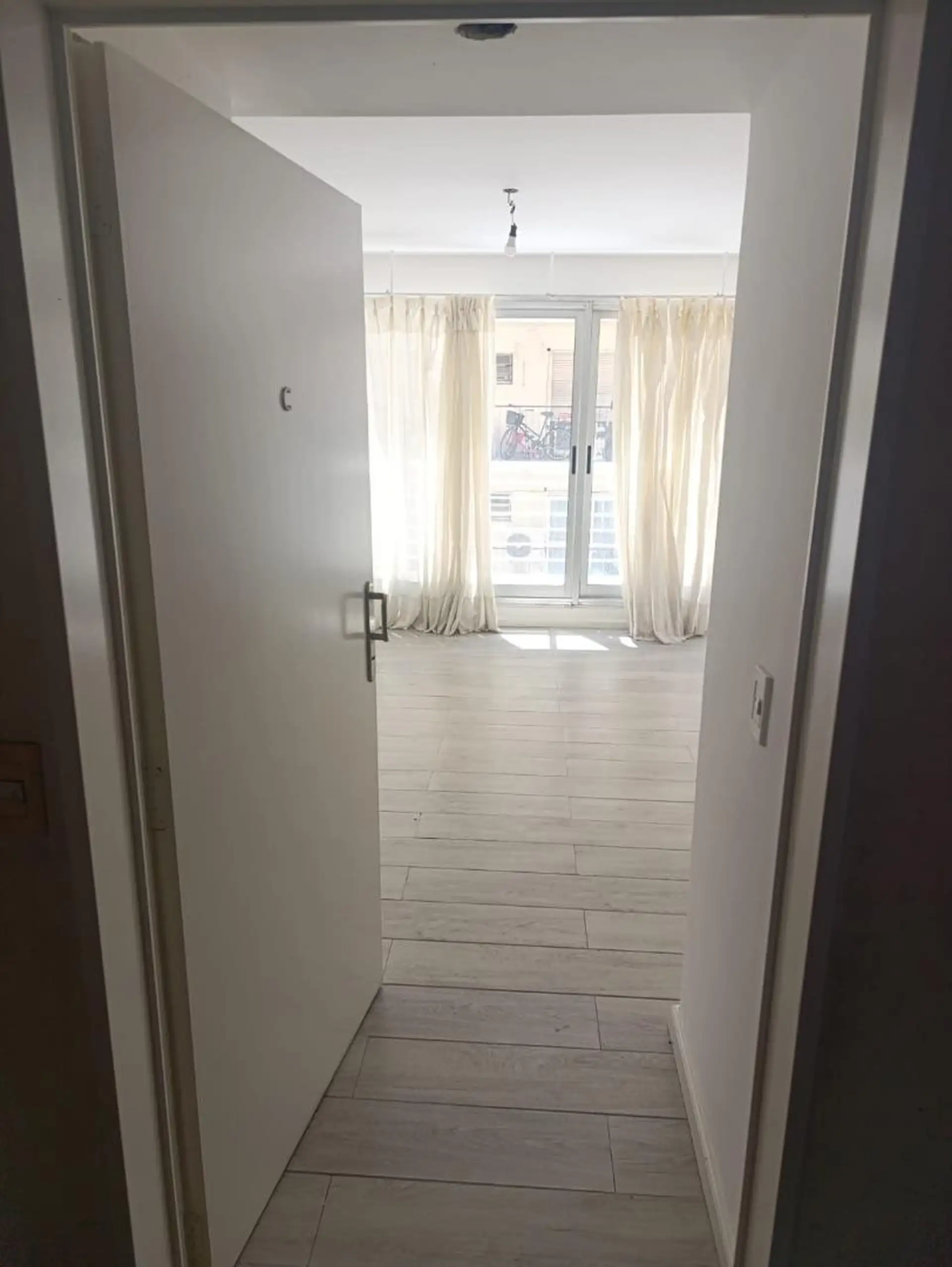 Kitnet de frente com varanda em Monserrat