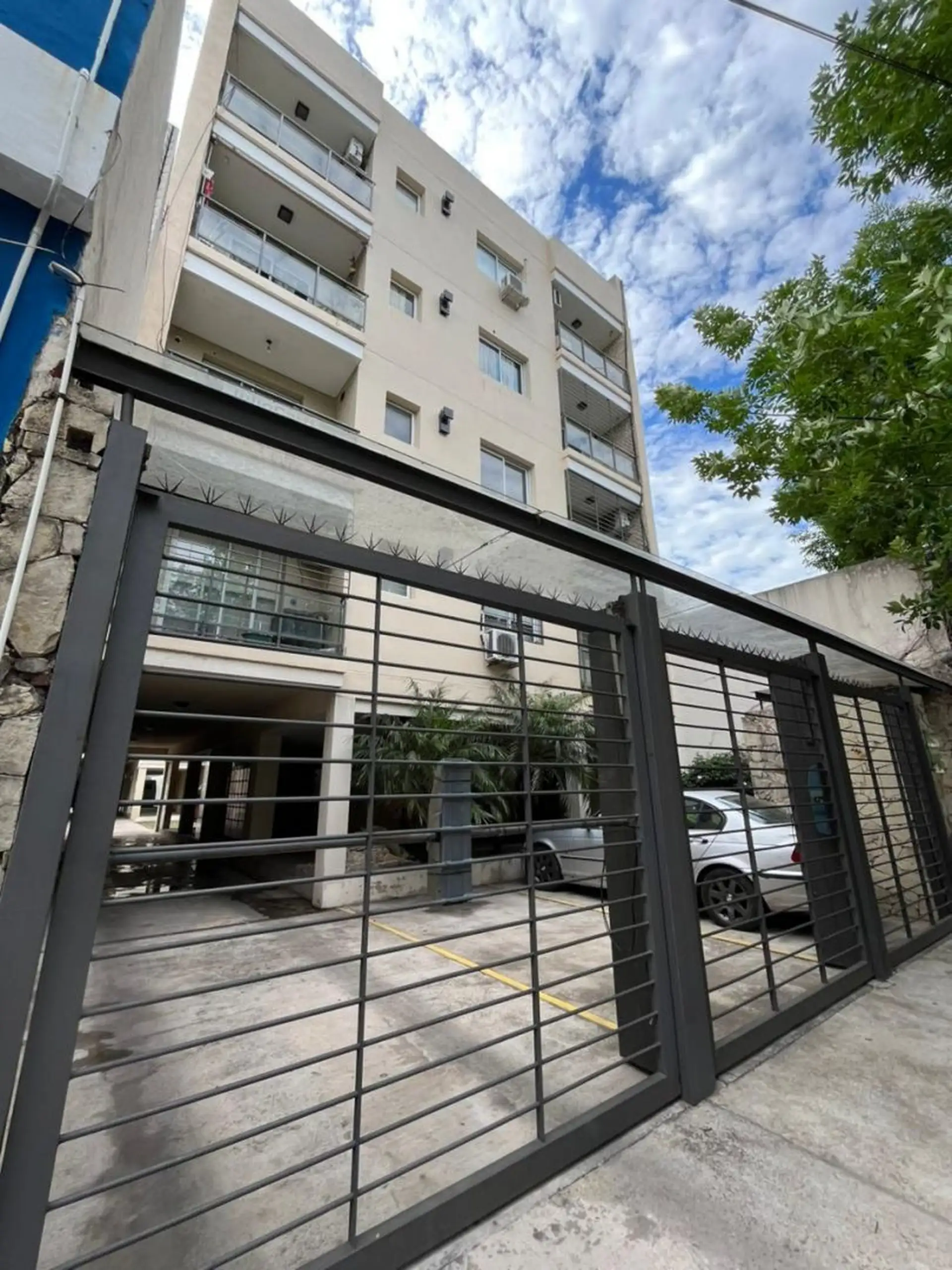 Apartamento de dois ambientes com 1 quarto e vaga descoberta em Morón