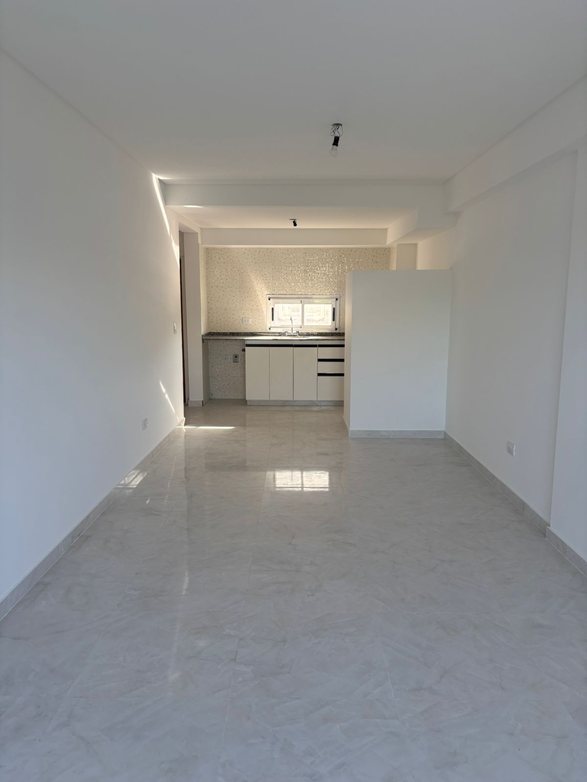 Квартира-студия новая с балконом и окнами на улицу в Mataderos