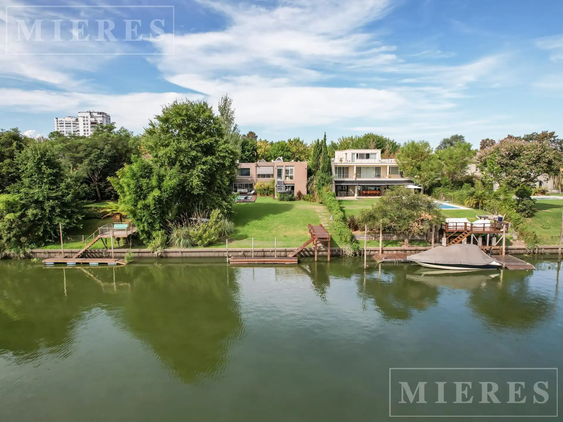 Casa de 4 dormitórios com 360 m² cobertos e 60 m² semicobertos em Santa María de Tigre