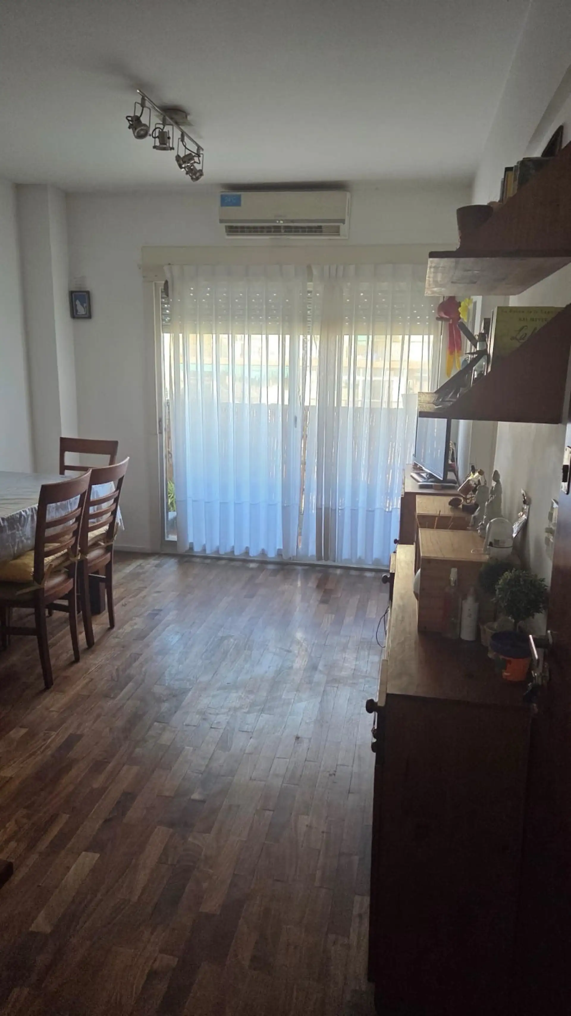 Apartamento de dois ambientes de frente em Saavedra