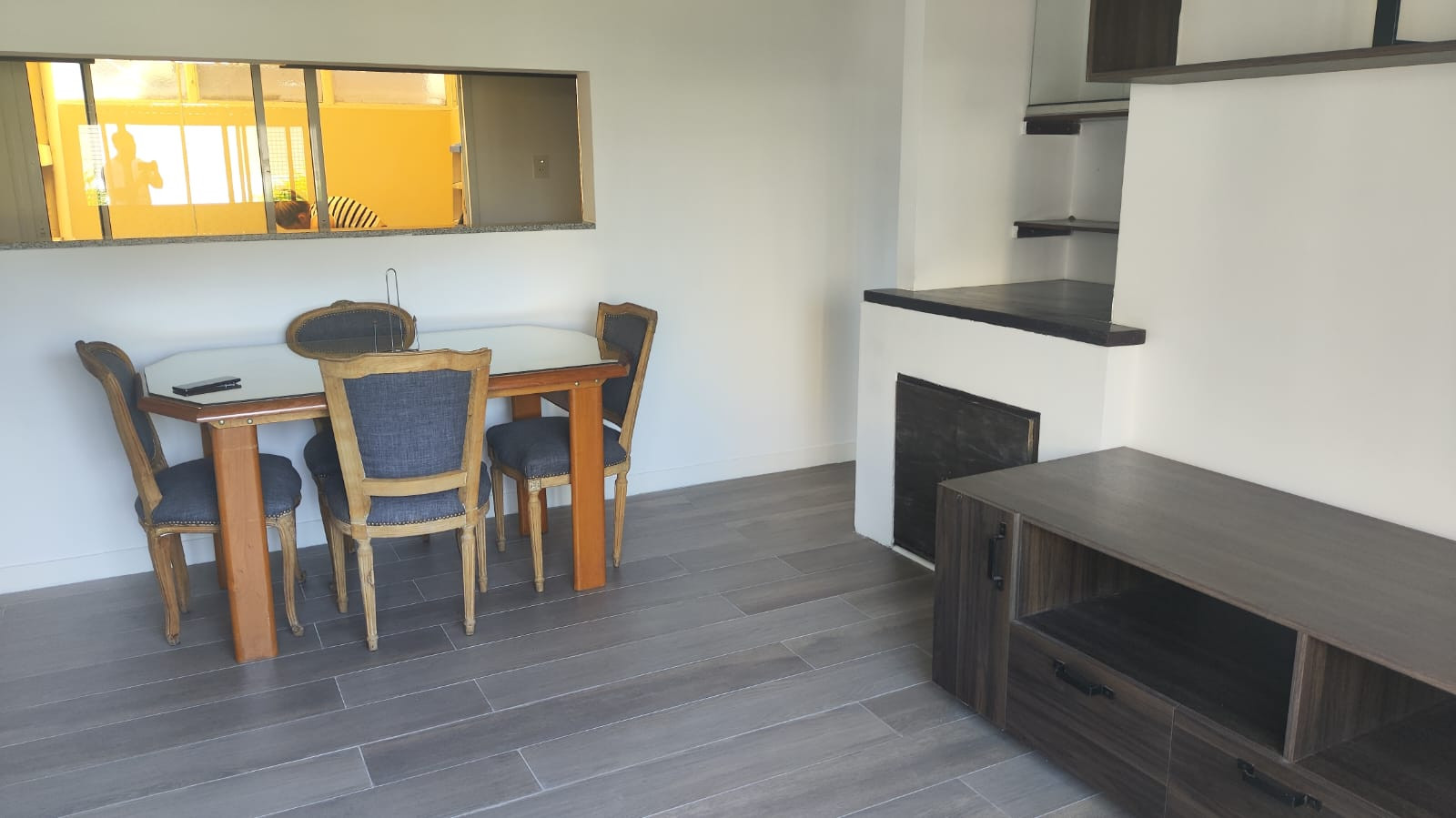 Departamento de 3 ambientes con patio y balcón en Monte Castro