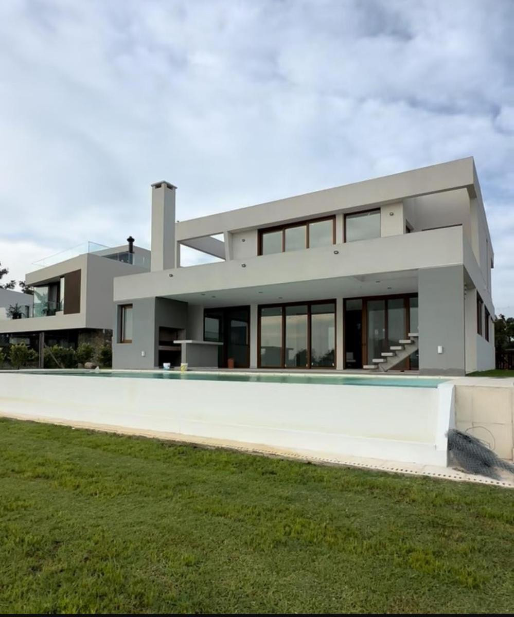 Four-bedroom house in Laguna Grande, Tigre