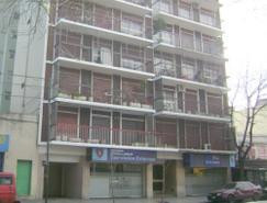 Departamento de 3 ambientes al frente con balcón terraza en Flores