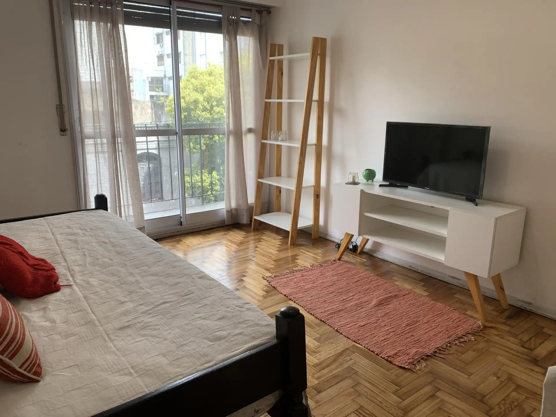 Departamento de 2 ambientes con balcón al frente en Monserrat