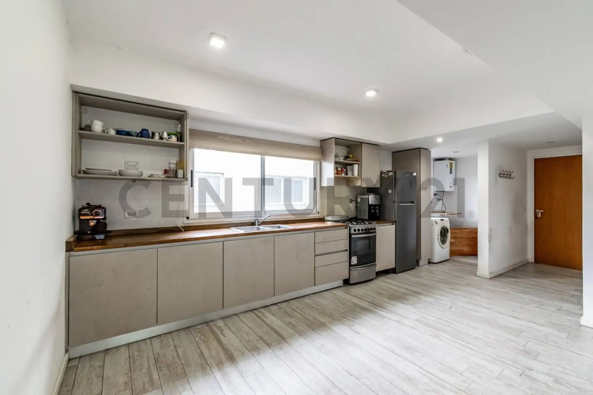 Three-room apartment with balcony in Coghlan