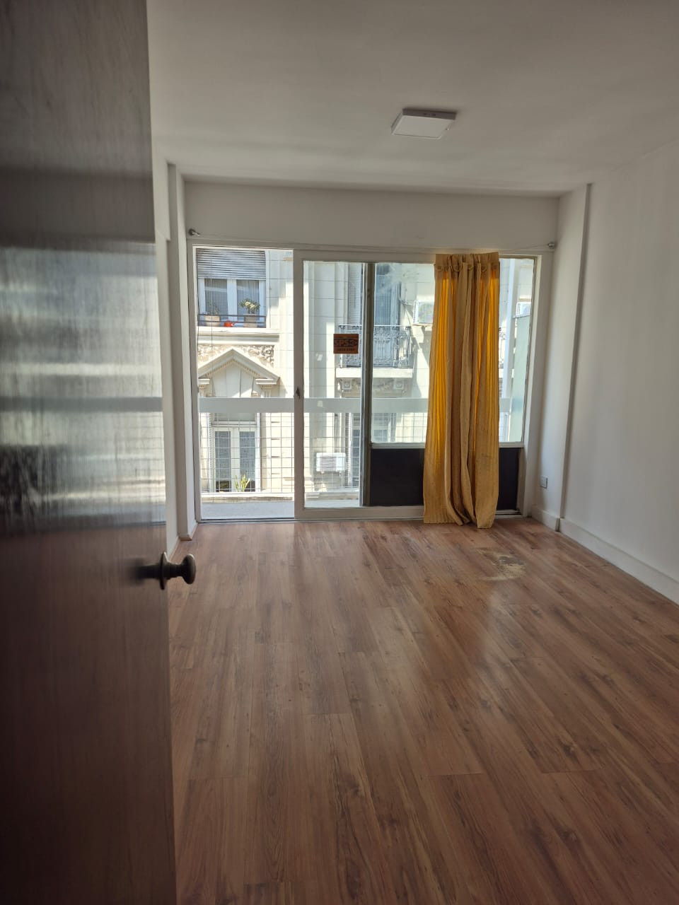 Large front-facing studio apartment with balcony in San Nicolás