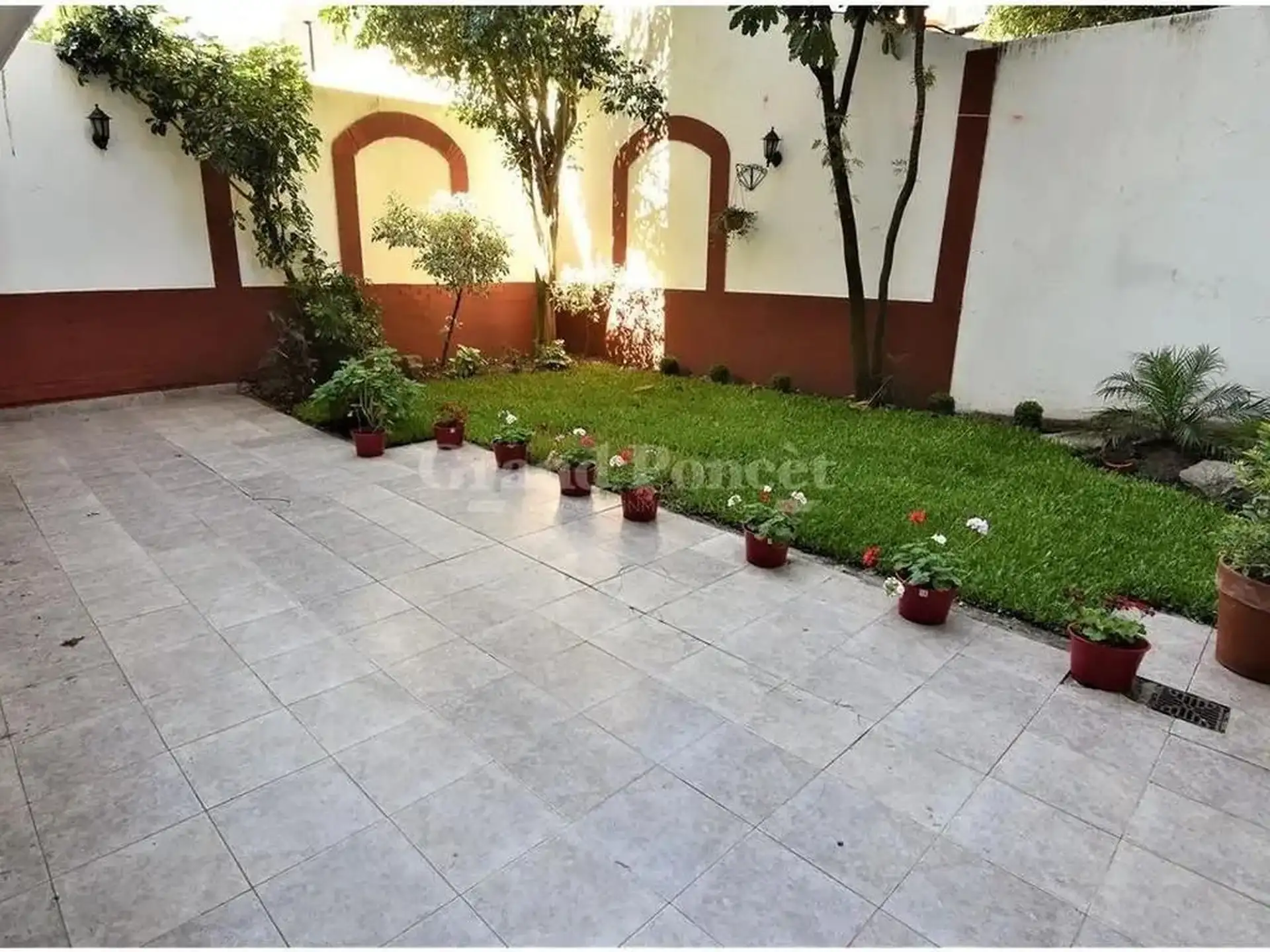 Арендная квартира с 3 спальнями, садом, патио и парковкой в Villa Devoto