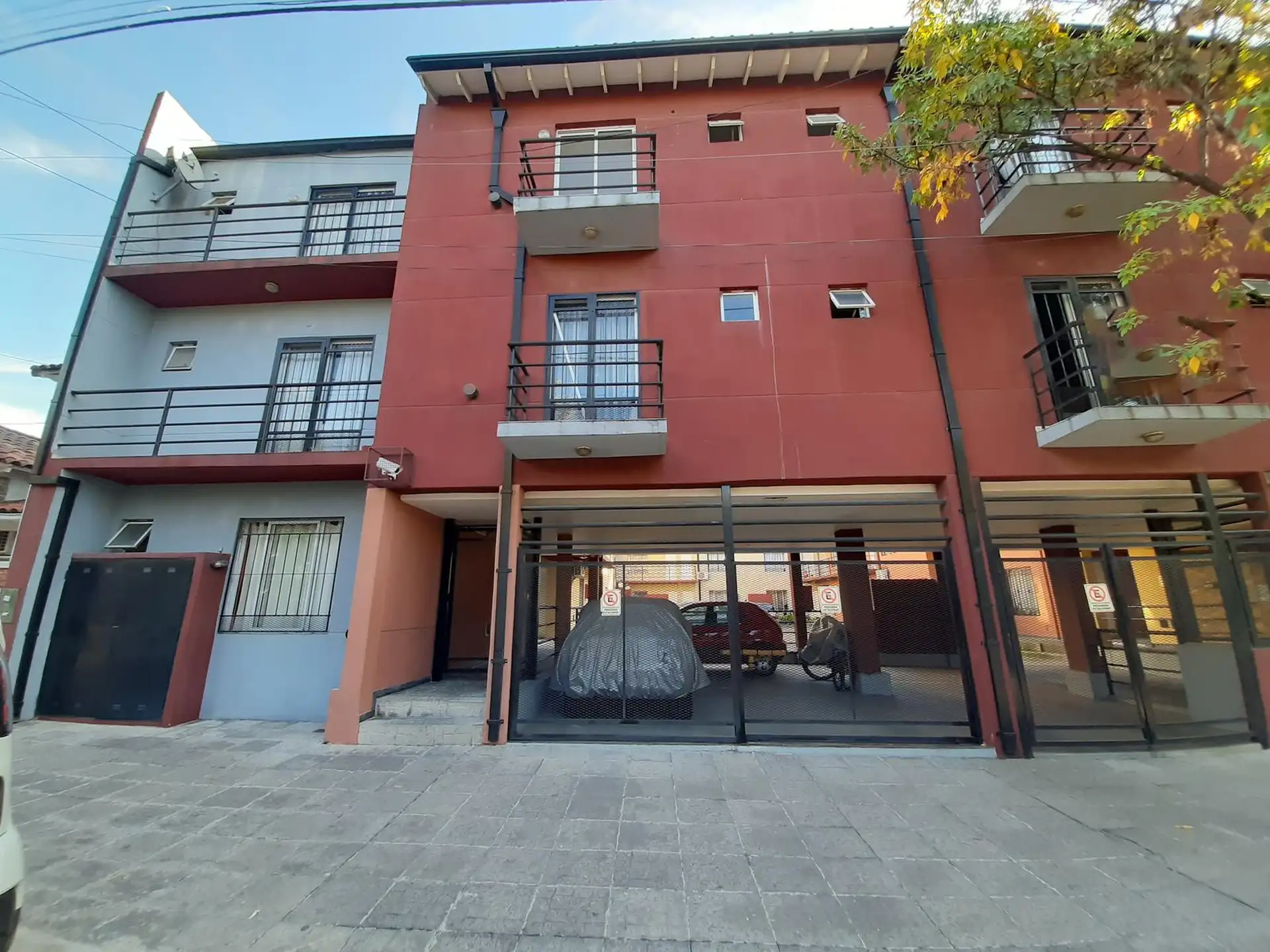 Departamento de 2 ambientes con patio y cochera en Morón