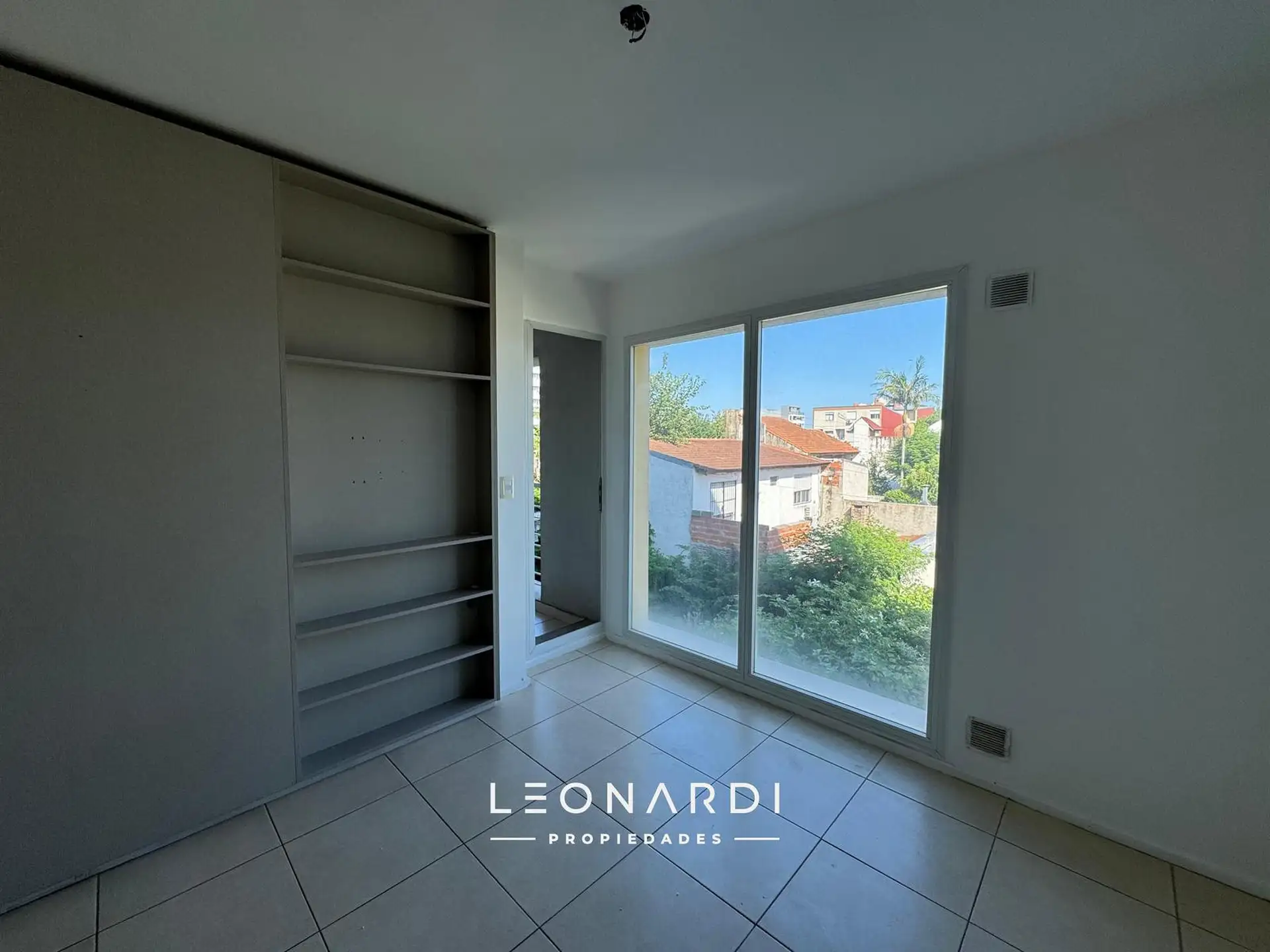 Monoambiente con balcón y cochera en Belén de Escobar