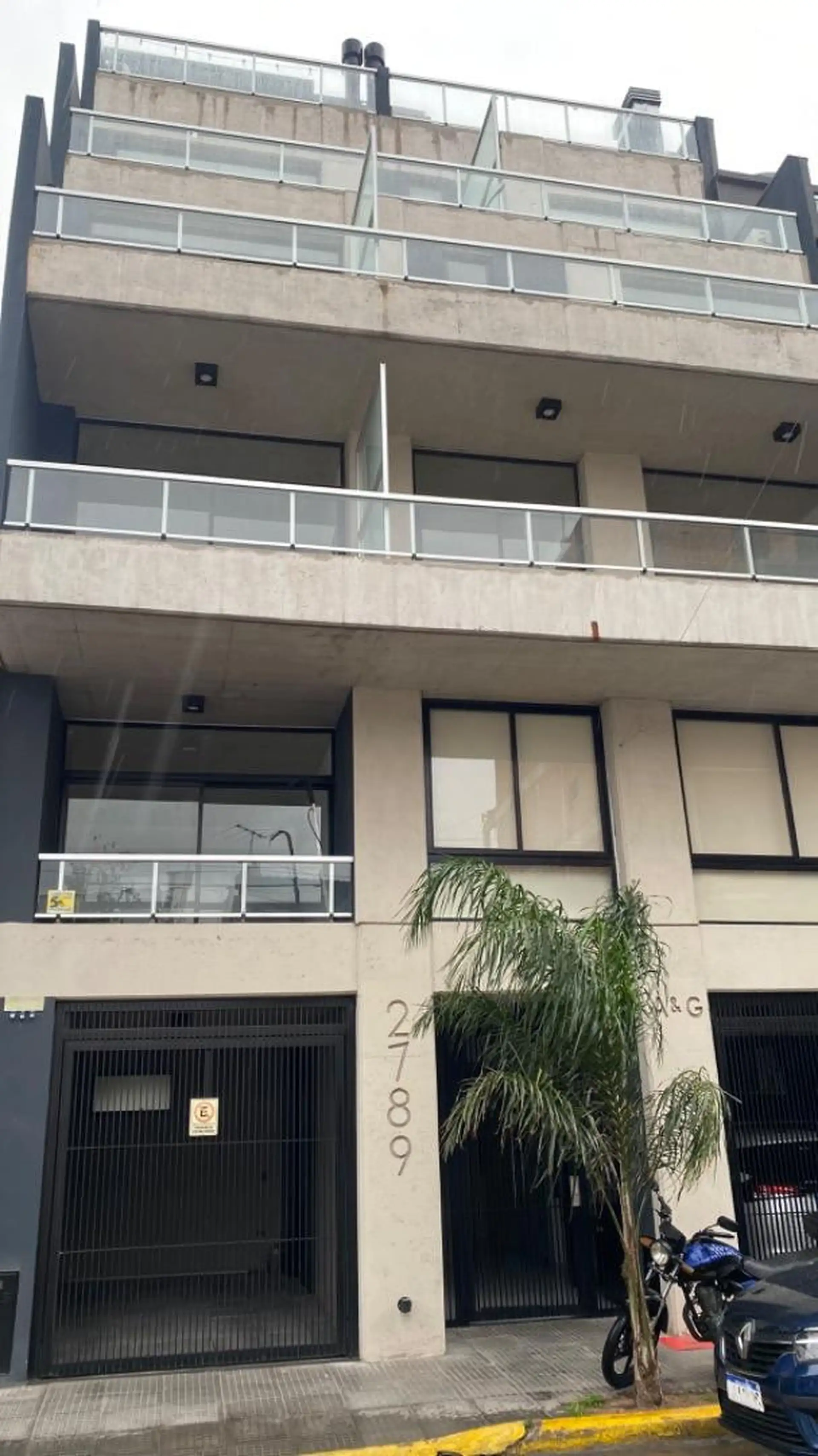 Semi-floor one-bedroom apartment with balcony in Parque Chas