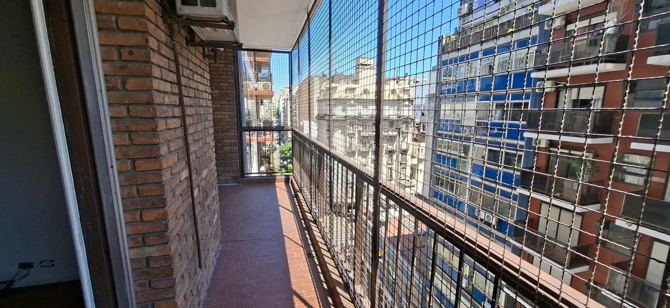 Semipiso de 3 ambientes con 2 dormitorios y balcón corrido en Retiro