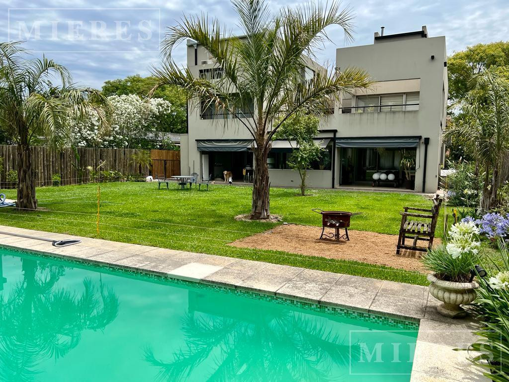 Unfurnished five-bedroom house in Santa María de Tigre