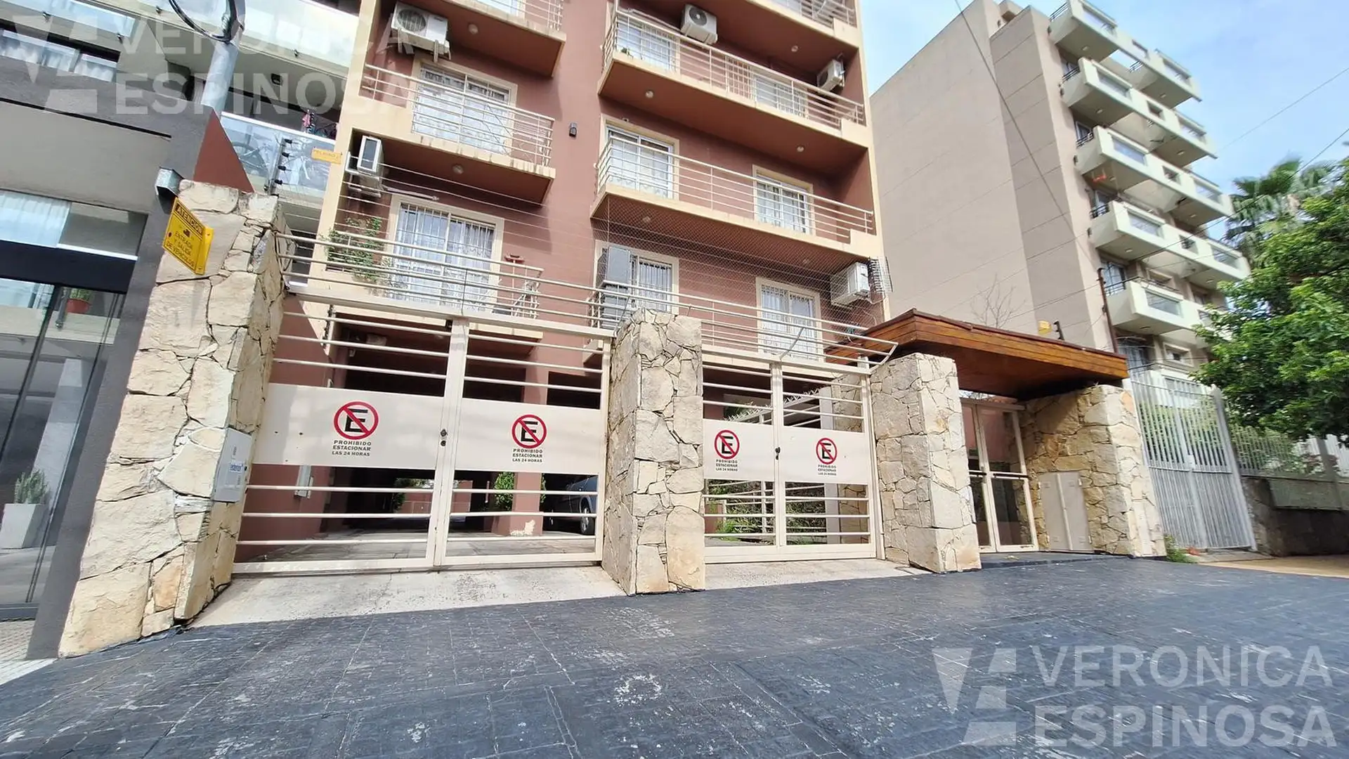 Apartamento de dois ambientes com 1 dormitório, varanda e vaga em Morón