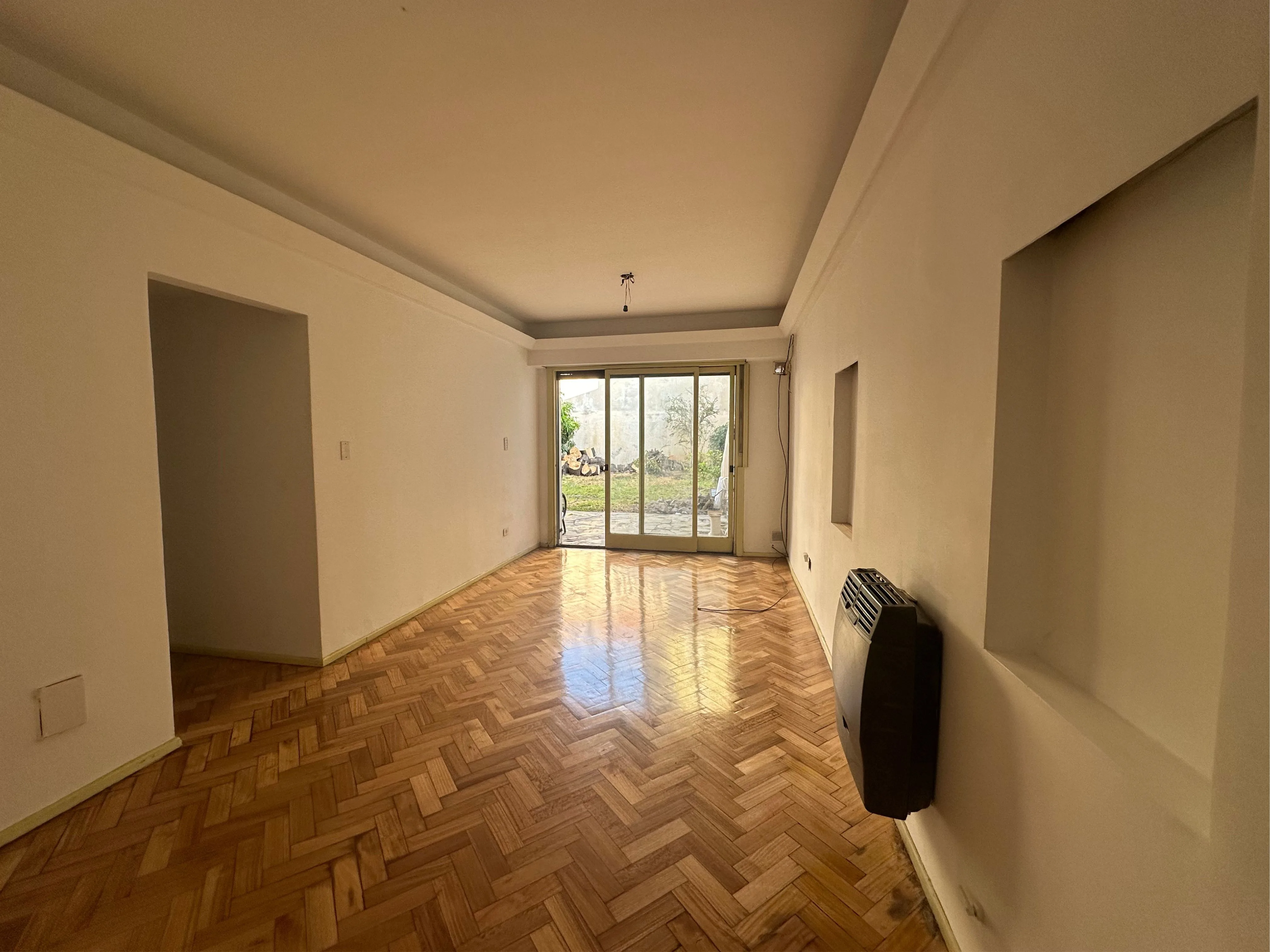 Departamento de 4 ambientes en planta baja con jardín en Villa Luro