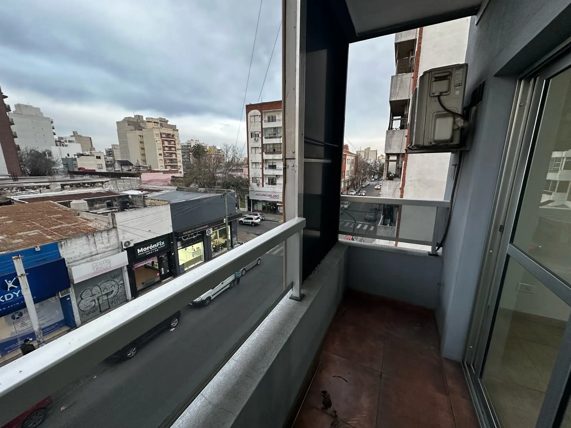 Apartamento de um ambiente com varanda em Morón