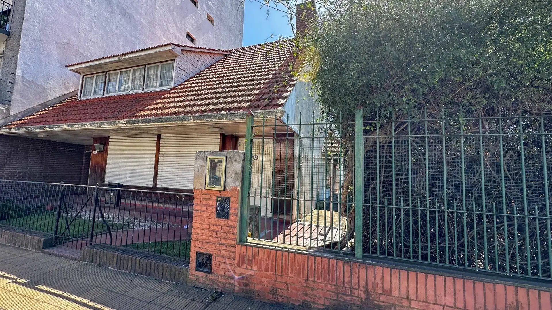 Дом на угловом участке в Quilmes с 5 спальнями