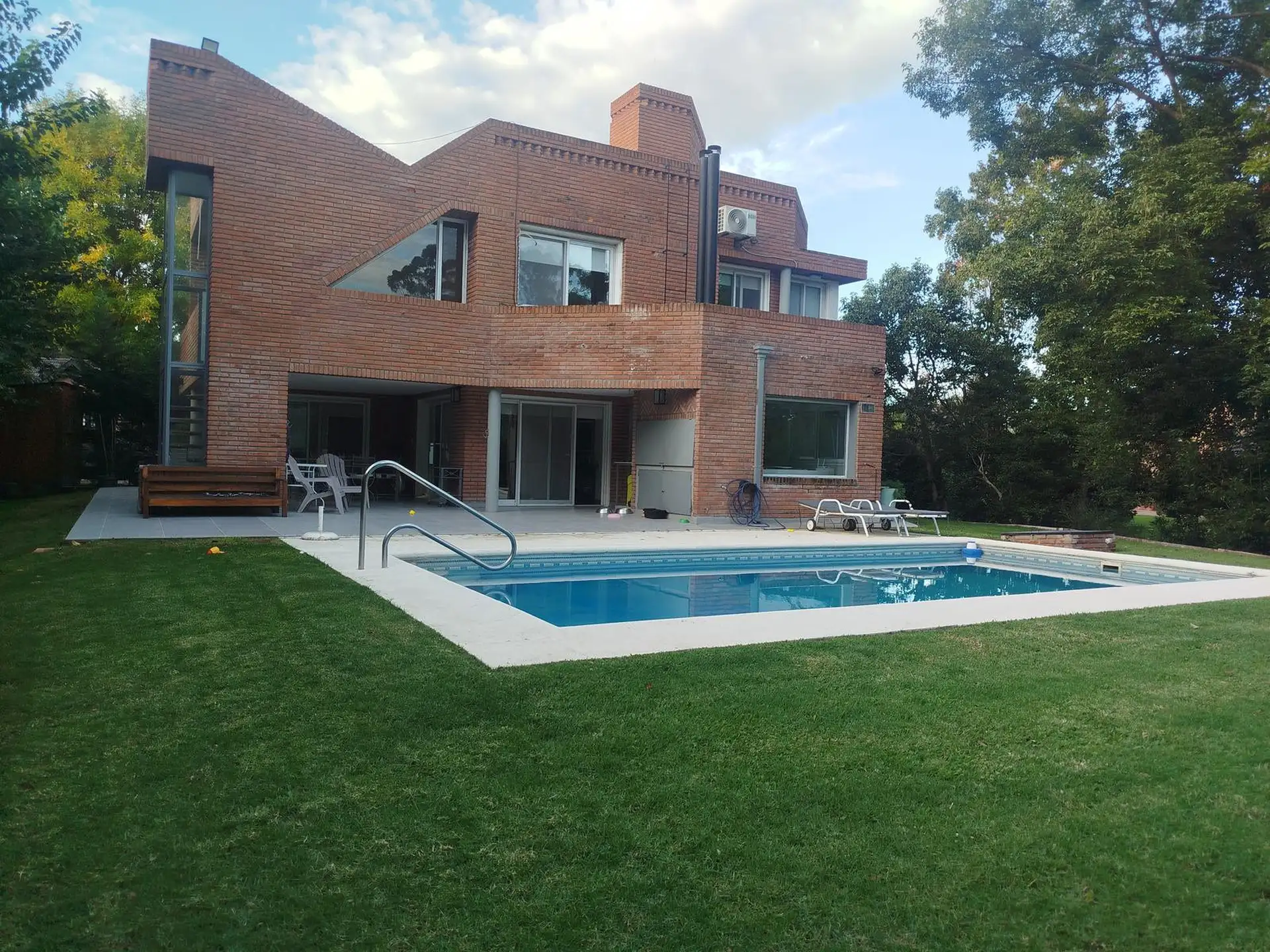 Four-bedroom house overlooking the golf course in Los Cardales