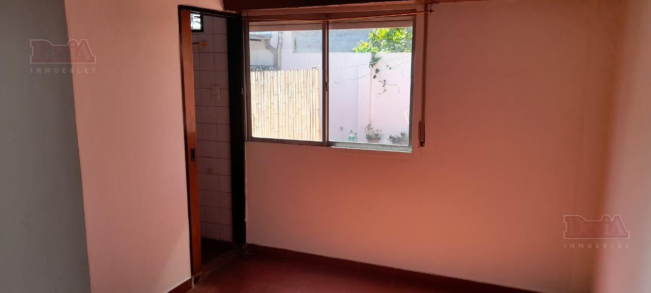 Apartamento tipo casa de um ambiente com pátio em Lanús (Valentín Alsina)